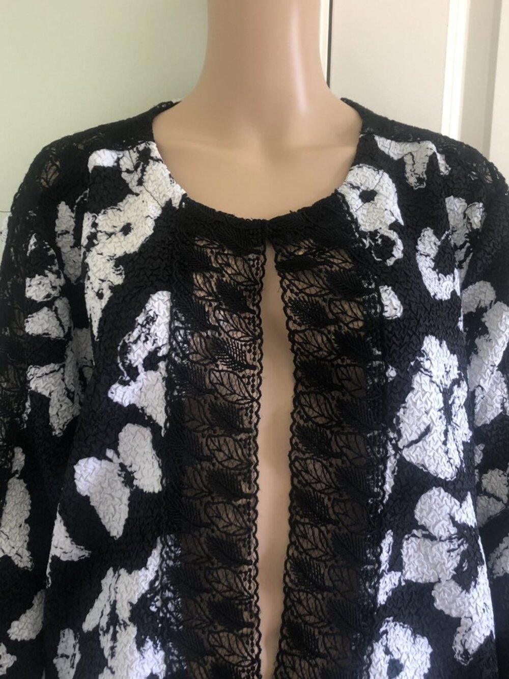 CELECA Floral Pattern Black White Crinkled Fabric Lace Detailing Cardigan Sz 4X